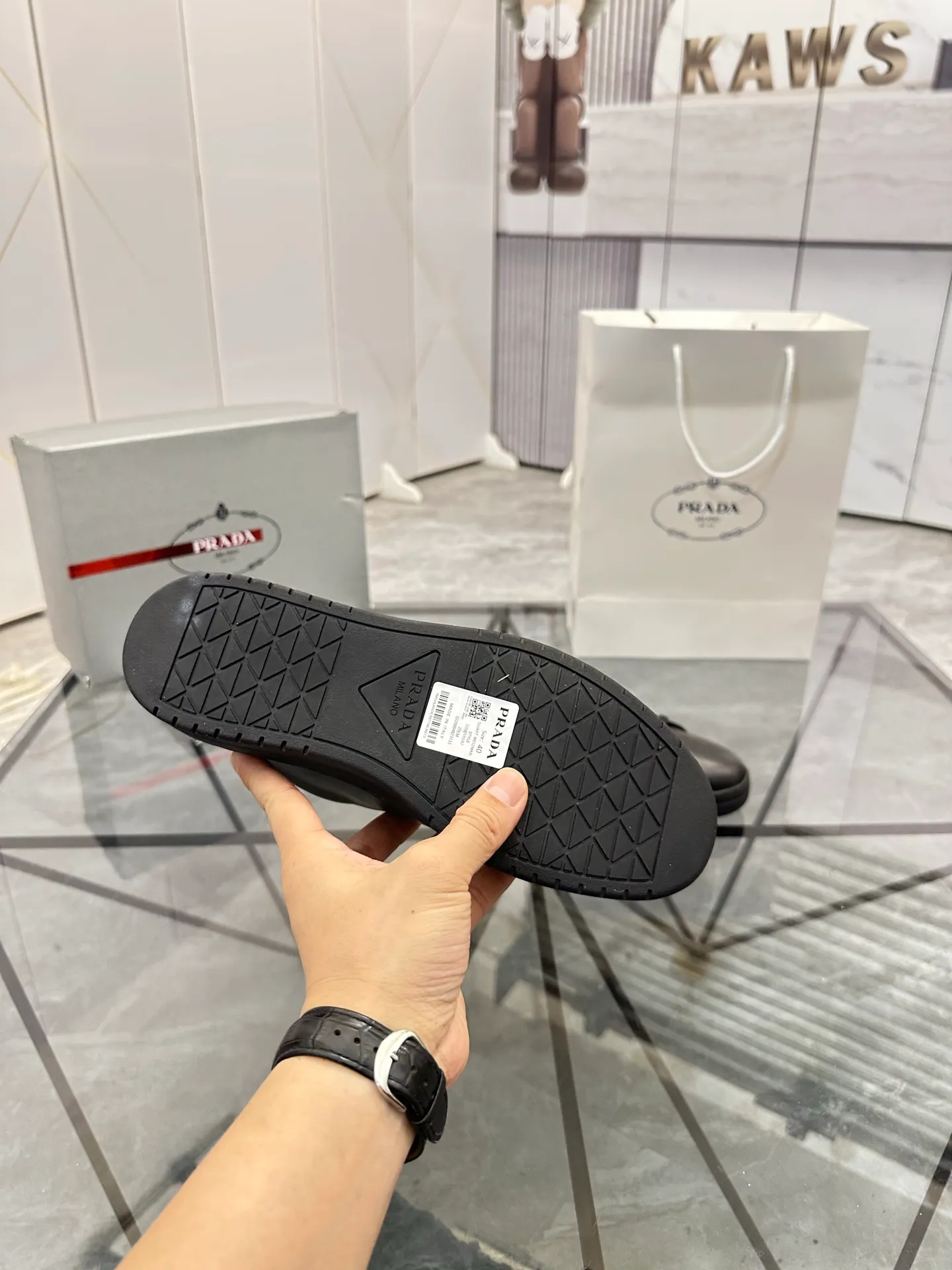 Men's shoes for sale 💰: 💰P540¥ High-end top quality Product trademark: Prada *"Prada*" low-top casual shoes Regular size: 38-45 (can be customized to 46) Product materials: imported first-layer cowhide for the upper, water-dyed cowhide lining, cowhide feet, original outsole. No.: 001
